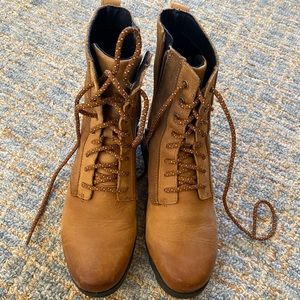 Sorel boots-like new!